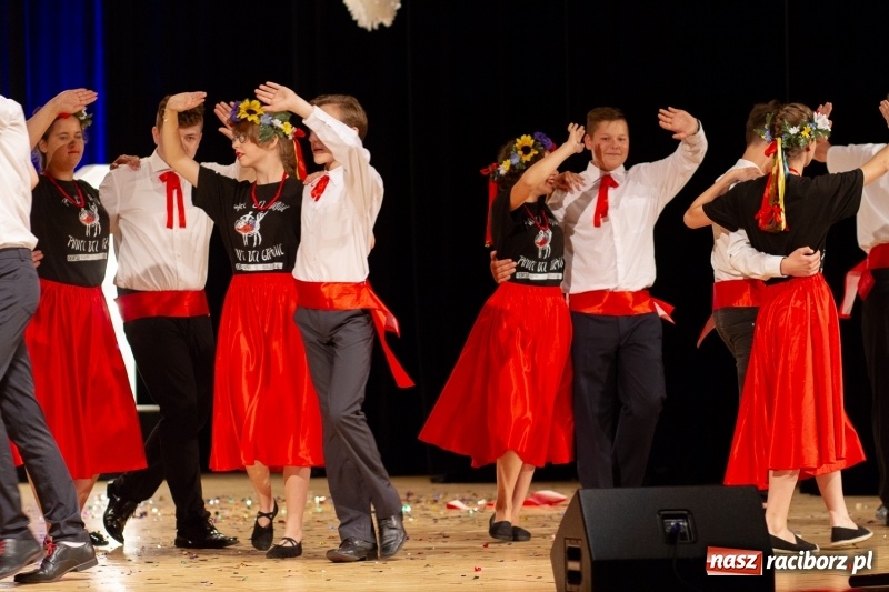 Zdjęcie w galerii na portalu naszraciborz.pl: Przed rozdaniem świadectw były dyplomy i wyróżnienia. Gala SP 1 w RCK wiadomości z regionu