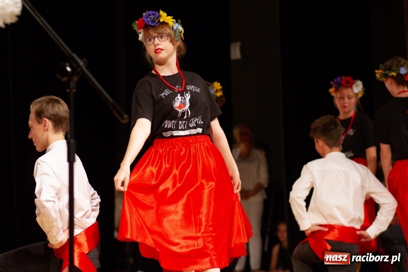 Zdjęcie w galerii na portalu naszraciborz.pl: Przed rozdaniem świadectw były dyplomy i wyróżnienia. Gala SP 1 w RCK wiadomości z regionu