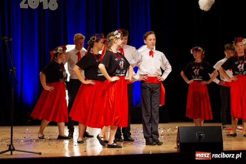 Zdjęcie w galerii na portalu naszraciborz.pl: Przed rozdaniem świadectw były dyplomy i wyróżnienia. Gala SP 1 w RCK wiadomości z regionu