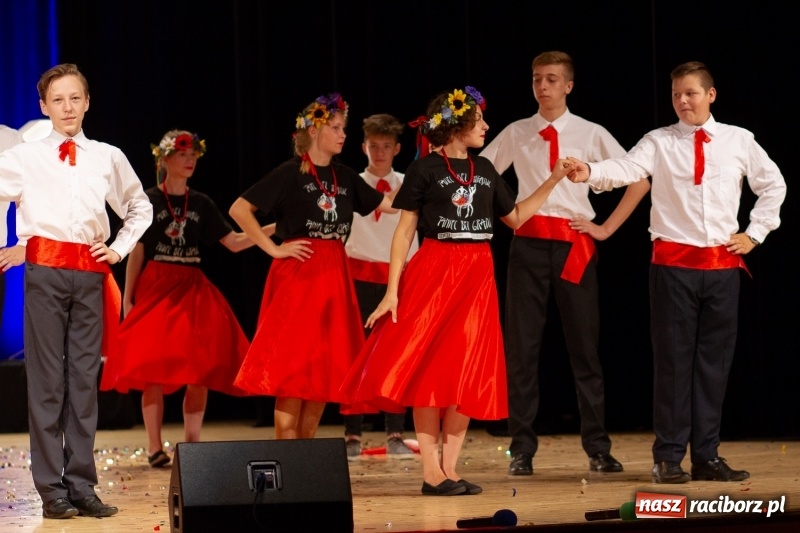 Zdjęcie w galerii na portalu naszraciborz.pl: Przed rozdaniem świadectw były dyplomy i wyróżnienia. Gala SP 1 w RCK wiadomości z regionu