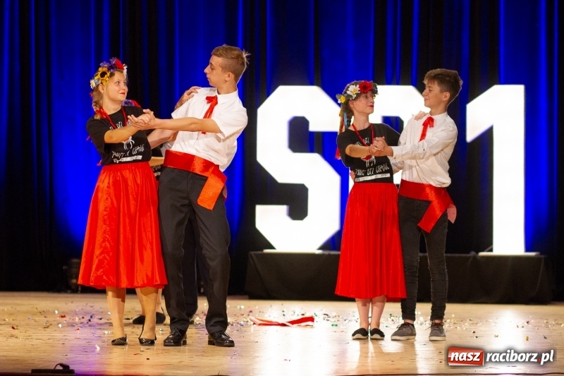 Zdjęcie w galerii na portalu naszraciborz.pl: Przed rozdaniem świadectw były dyplomy i wyróżnienia. Gala SP 1 w RCK wiadomości z regionu