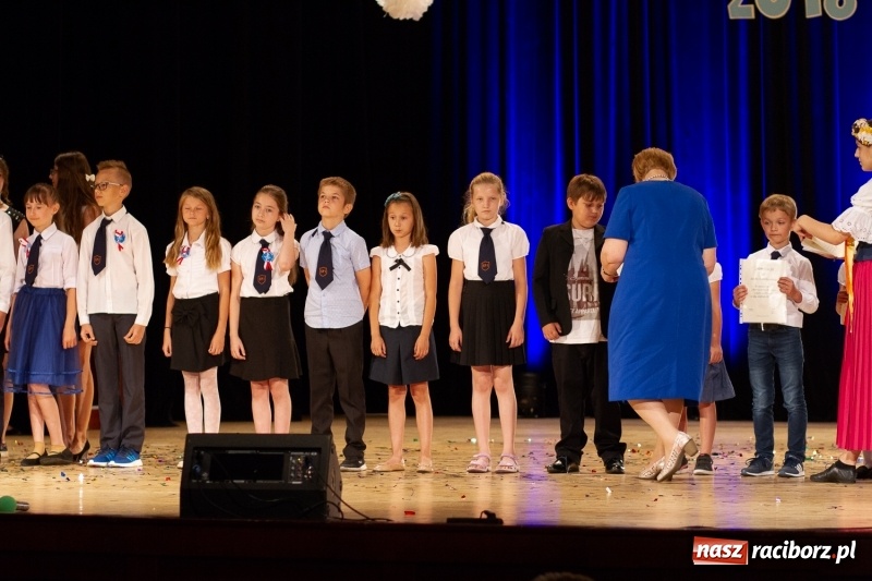 Zdjęcie w galerii na portalu naszraciborz.pl: Przed rozdaniem świadectw były dyplomy i wyróżnienia. Gala SP 1 w RCK wiadomości z regionu