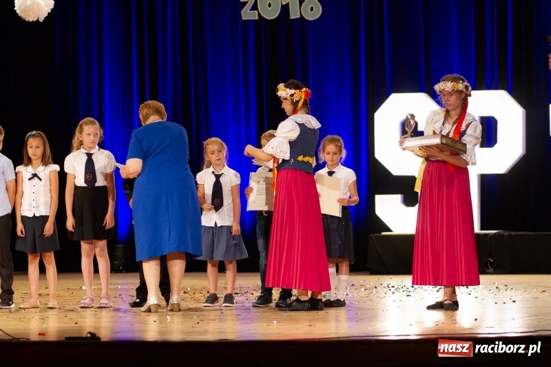 Zdjęcie w galerii na portalu naszraciborz.pl: Przed rozdaniem świadectw były dyplomy i wyróżnienia. Gala SP 1 w RCK wiadomości z regionu