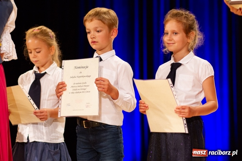 Zdjęcie w galerii na portalu naszraciborz.pl: Przed rozdaniem świadectw były dyplomy i wyróżnienia. Gala SP 1 w RCK wiadomości z regionu