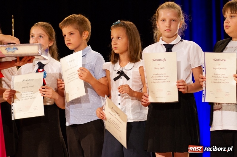 Zdjęcie w galerii na portalu naszraciborz.pl: Przed rozdaniem świadectw były dyplomy i wyróżnienia. Gala SP 1 w RCK wiadomości z regionu