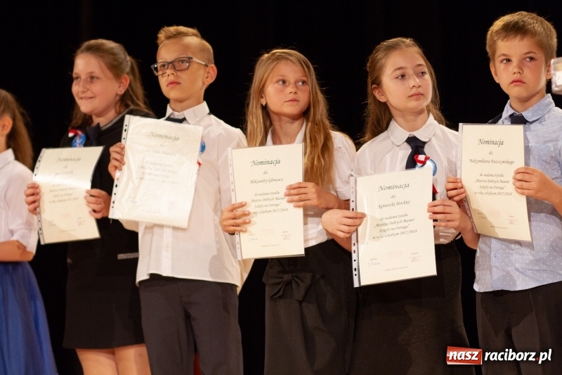 Zdjęcie w galerii na portalu naszraciborz.pl: Przed rozdaniem świadectw były dyplomy i wyróżnienia. Gala SP 1 w RCK wiadomości z regionu