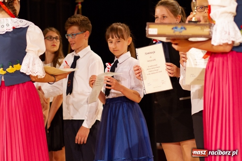 Zdjęcie w galerii na portalu naszraciborz.pl: Przed rozdaniem świadectw były dyplomy i wyróżnienia. Gala SP 1 w RCK wiadomości z regionu