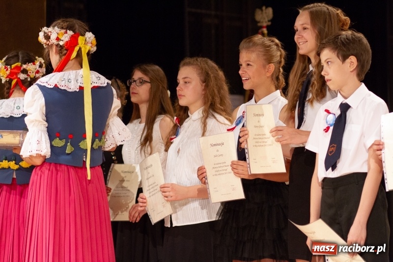 Zdjęcie w galerii na portalu naszraciborz.pl: Przed rozdaniem świadectw były dyplomy i wyróżnienia. Gala SP 1 w RCK wiadomości z regionu