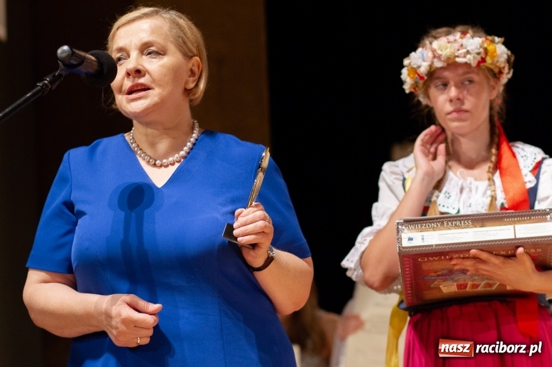 Zdjęcie w galerii na portalu naszraciborz.pl: Przed rozdaniem świadectw były dyplomy i wyróżnienia. Gala SP 1 w RCK wiadomości z regionu