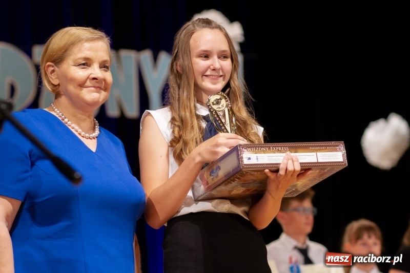 Zdjęcie w galerii na portalu naszraciborz.pl: Przed rozdaniem świadectw były dyplomy i wyróżnienia. Gala SP 1 w RCK wiadomości z regionu