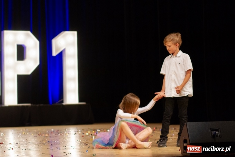 Zdjęcie w galerii na portalu naszraciborz.pl: Przed rozdaniem świadectw były dyplomy i wyróżnienia. Gala SP 1 w RCK wiadomości z regionu