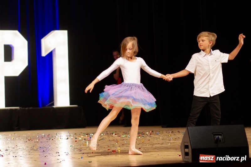 Zdjęcie w galerii na portalu naszraciborz.pl: Przed rozdaniem świadectw były dyplomy i wyróżnienia. Gala SP 1 w RCK wiadomości z regionu