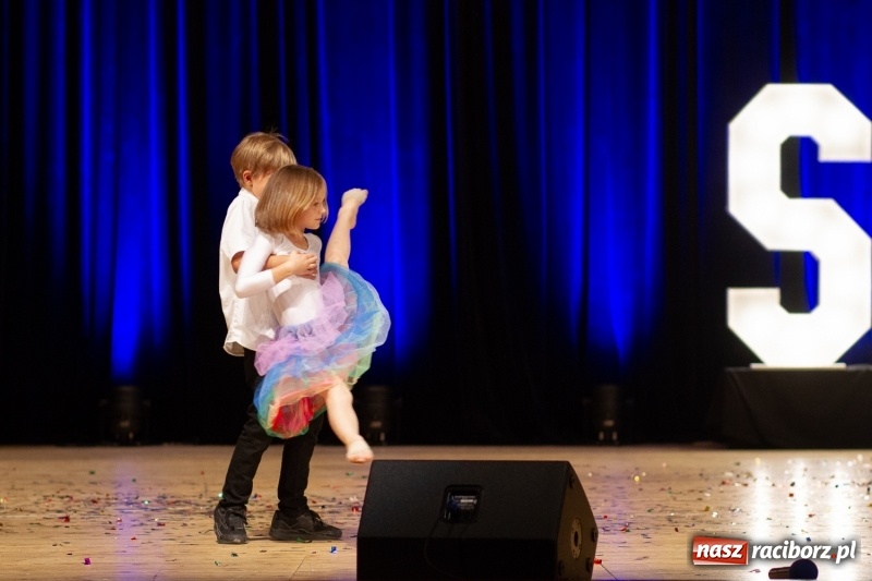 Zdjęcie w galerii na portalu naszraciborz.pl: Przed rozdaniem świadectw były dyplomy i wyróżnienia. Gala SP 1 w RCK wiadomości z regionu