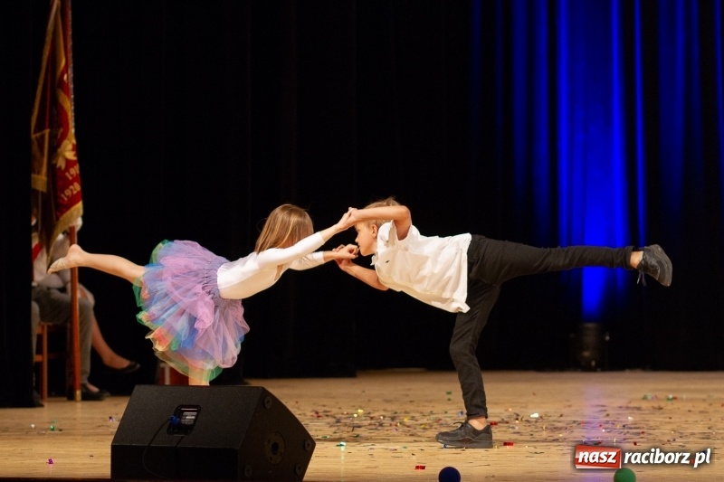 Zdjęcie w galerii na portalu naszraciborz.pl: Przed rozdaniem świadectw były dyplomy i wyróżnienia. Gala SP 1 w RCK wiadomości z regionu