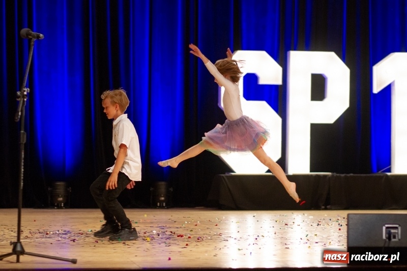 Zdjęcie w galerii na portalu naszraciborz.pl: Przed rozdaniem świadectw były dyplomy i wyróżnienia. Gala SP 1 w RCK wiadomości z regionu