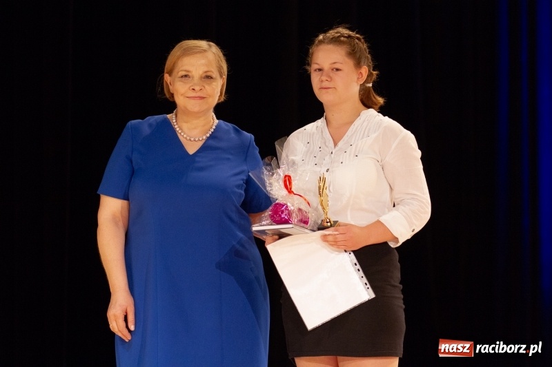 Zdjęcie w galerii na portalu naszraciborz.pl: Przed rozdaniem świadectw były dyplomy i wyróżnienia. Gala SP 1 w RCK wiadomości z regionu