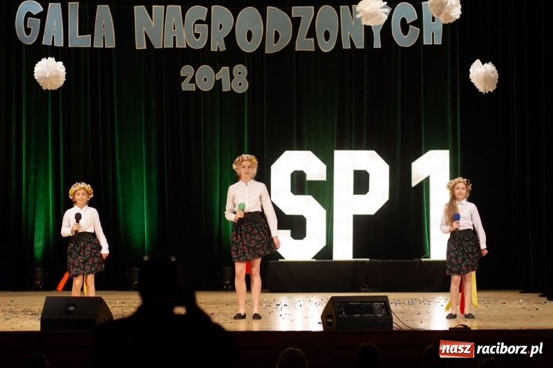 Zdjęcie w galerii na portalu naszraciborz.pl: Przed rozdaniem świadectw były dyplomy i wyróżnienia. Gala SP 1 w RCK wiadomości z regionu