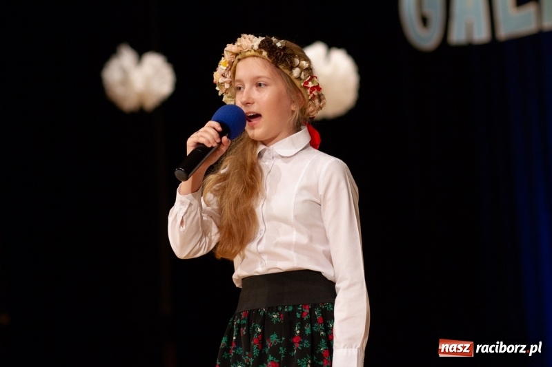 Zdjęcie w galerii na portalu naszraciborz.pl: Przed rozdaniem świadectw były dyplomy i wyróżnienia. Gala SP 1 w RCK wiadomości z regionu