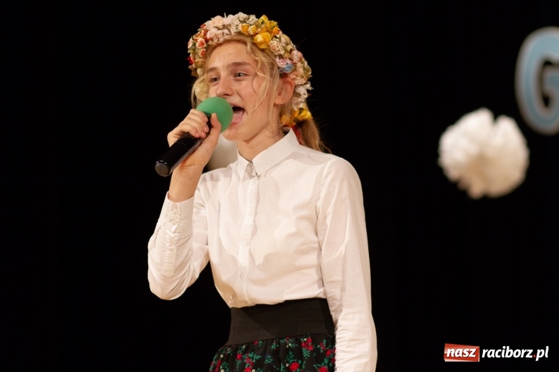 Zdjęcie w galerii na portalu naszraciborz.pl: Przed rozdaniem świadectw były dyplomy i wyróżnienia. Gala SP 1 w RCK wiadomości z regionu