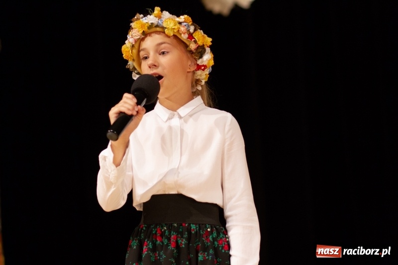 Zdjęcie w galerii na portalu naszraciborz.pl: Przed rozdaniem świadectw były dyplomy i wyróżnienia. Gala SP 1 w RCK wiadomości z regionu