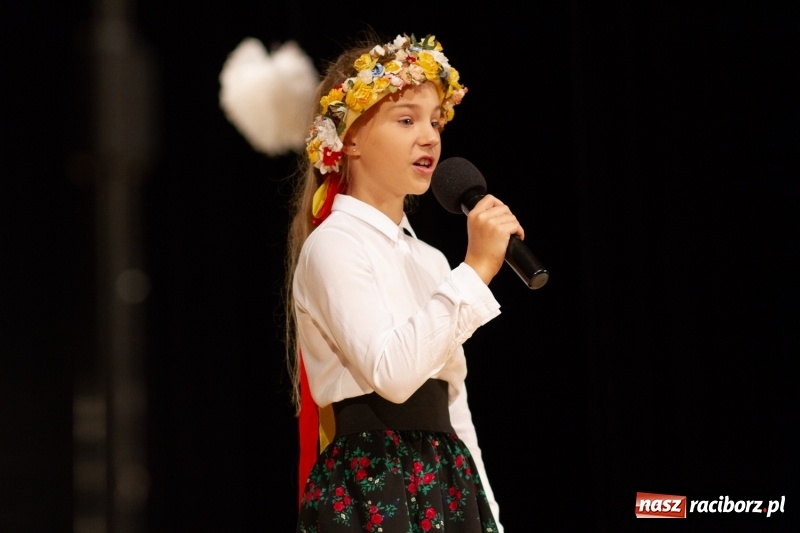 Zdjęcie w galerii na portalu naszraciborz.pl: Przed rozdaniem świadectw były dyplomy i wyróżnienia. Gala SP 1 w RCK wiadomości z regionu