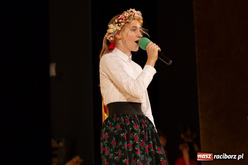 Zdjęcie w galerii na portalu naszraciborz.pl: Przed rozdaniem świadectw były dyplomy i wyróżnienia. Gala SP 1 w RCK wiadomości z regionu