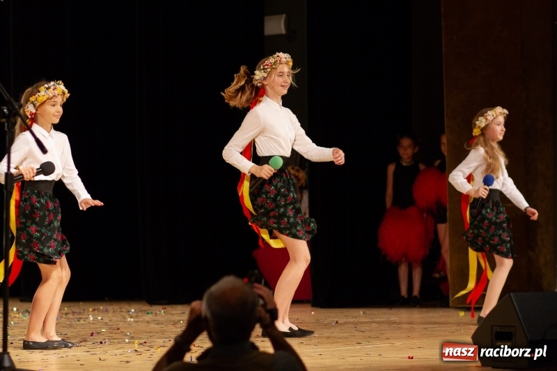 Zdjęcie w galerii na portalu naszraciborz.pl: Przed rozdaniem świadectw były dyplomy i wyróżnienia. Gala SP 1 w RCK wiadomości z regionu