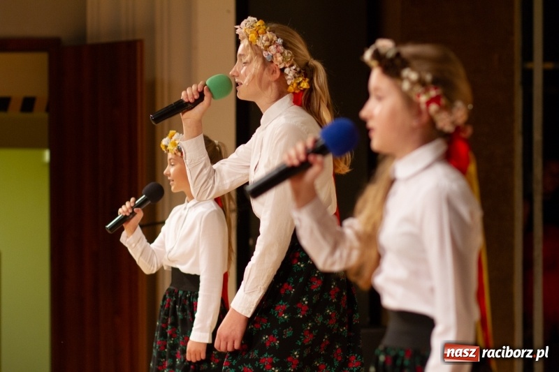 Zdjęcie w galerii na portalu naszraciborz.pl: Przed rozdaniem świadectw były dyplomy i wyróżnienia. Gala SP 1 w RCK wiadomości z regionu