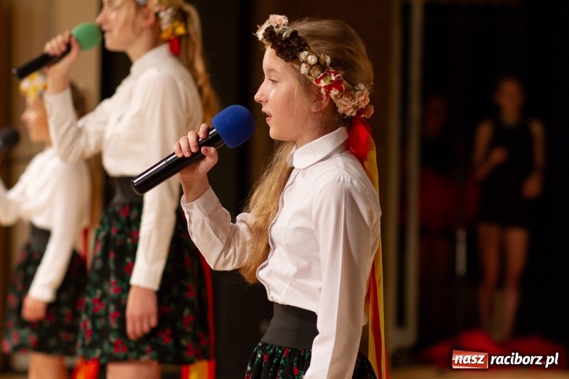 Zdjęcie w galerii na portalu naszraciborz.pl: Przed rozdaniem świadectw były dyplomy i wyróżnienia. Gala SP 1 w RCK wiadomości z regionu