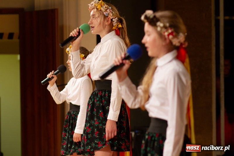 Zdjęcie w galerii na portalu naszraciborz.pl: Przed rozdaniem świadectw były dyplomy i wyróżnienia. Gala SP 1 w RCK wiadomości z regionu