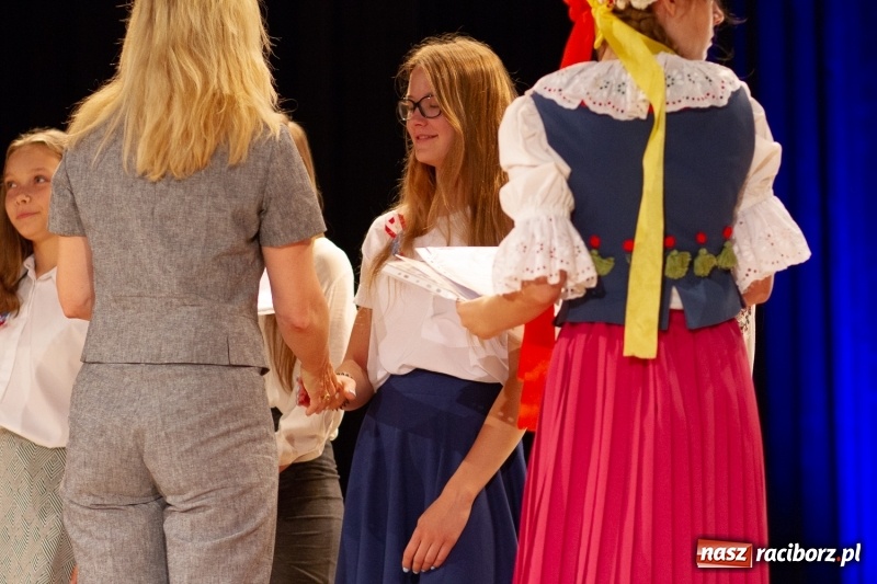 Zdjęcie w galerii na portalu naszraciborz.pl: Przed rozdaniem świadectw były dyplomy i wyróżnienia. Gala SP 1 w RCK wiadomości z regionu