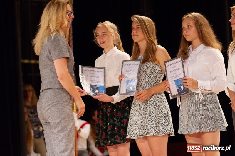 Zdjęcie w galerii na portalu naszraciborz.pl: Przed rozdaniem świadectw były dyplomy i wyróżnienia. Gala SP 1 w RCK wiadomości z regionu