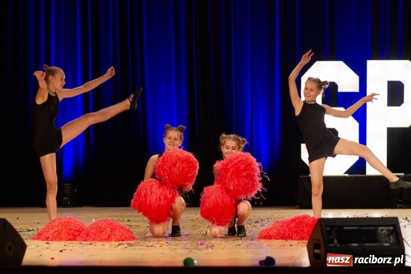 Zdjęcie w galerii na portalu naszraciborz.pl: Przed rozdaniem świadectw były dyplomy i wyróżnienia. Gala SP 1 w RCK wiadomości z regionu