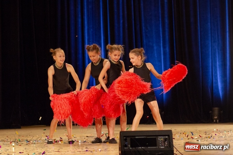Zdjęcie w galerii na portalu naszraciborz.pl: Przed rozdaniem świadectw były dyplomy i wyróżnienia. Gala SP 1 w RCK wiadomości z regionu