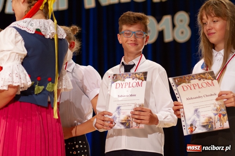 Zdjęcie w galerii na portalu naszraciborz.pl: Przed rozdaniem świadectw były dyplomy i wyróżnienia. Gala SP 1 w RCK wiadomości z regionu