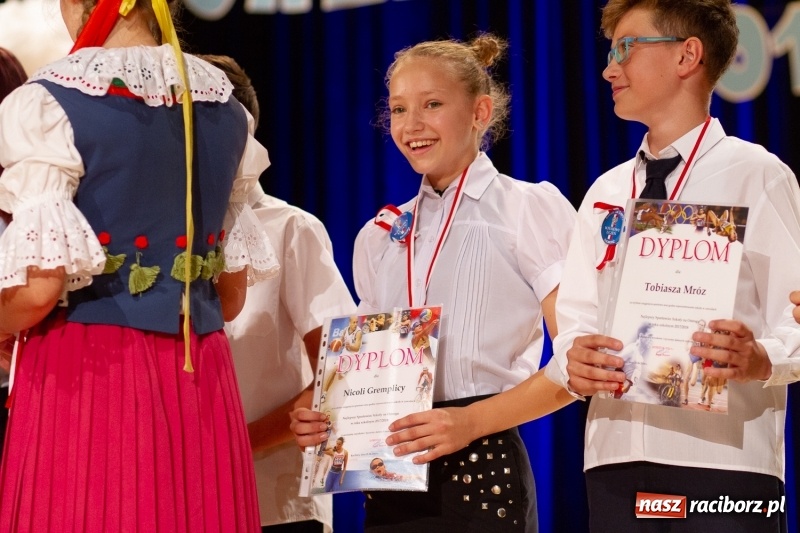 Zdjęcie w galerii na portalu naszraciborz.pl: Przed rozdaniem świadectw były dyplomy i wyróżnienia. Gala SP 1 w RCK wiadomości z regionu