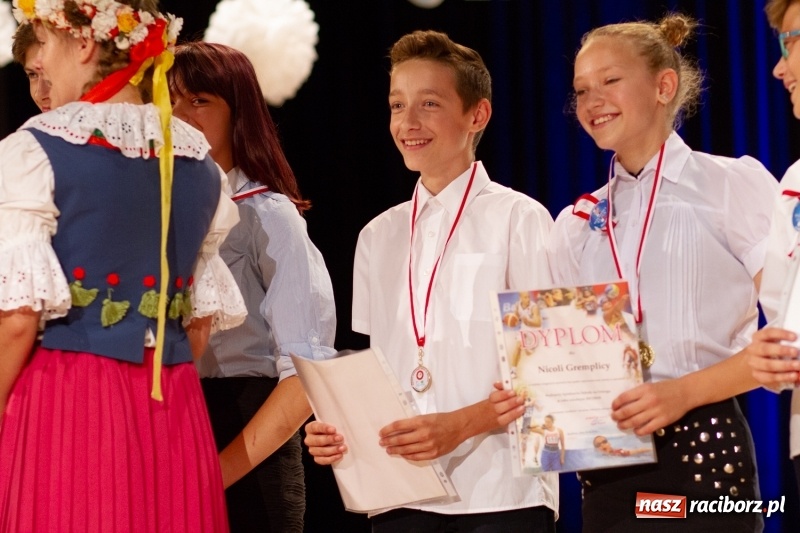 Zdjęcie w galerii na portalu naszraciborz.pl: Przed rozdaniem świadectw były dyplomy i wyróżnienia. Gala SP 1 w RCK wiadomości z regionu