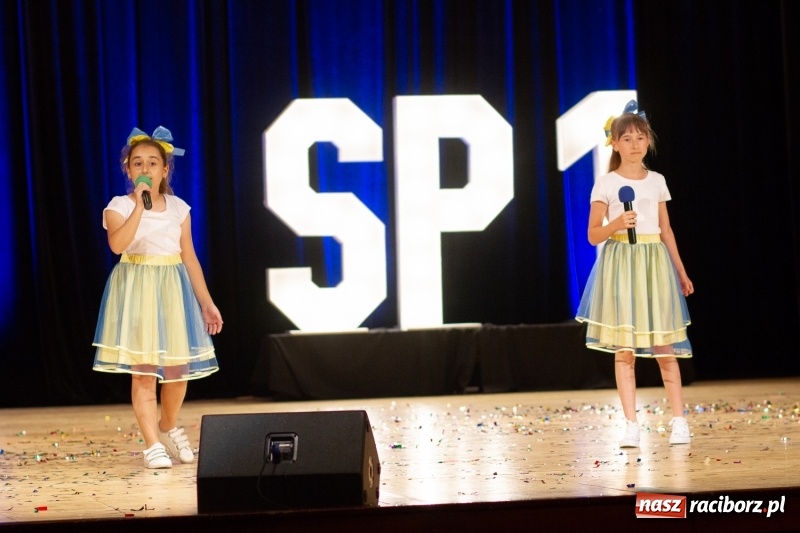 Zdjęcie w galerii na portalu naszraciborz.pl: Przed rozdaniem świadectw były dyplomy i wyróżnienia. Gala SP 1 w RCK wiadomości z regionu