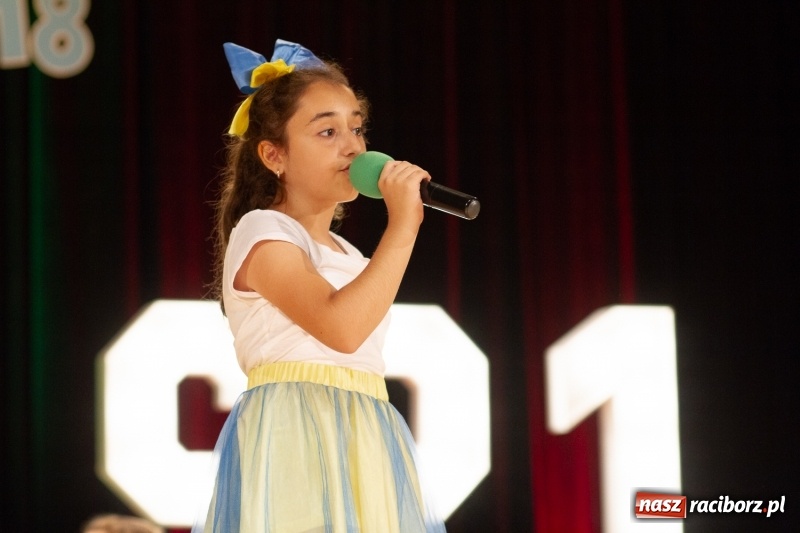 Zdjęcie w galerii na portalu naszraciborz.pl: Przed rozdaniem świadectw były dyplomy i wyróżnienia. Gala SP 1 w RCK wiadomości z regionu