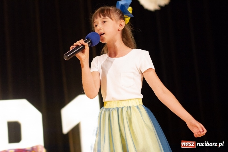 Zdjęcie w galerii na portalu naszraciborz.pl: Przed rozdaniem świadectw były dyplomy i wyróżnienia. Gala SP 1 w RCK wiadomości z regionu