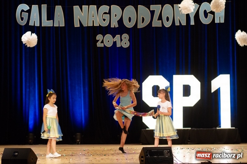 Zdjęcie w galerii na portalu naszraciborz.pl: Przed rozdaniem świadectw były dyplomy i wyróżnienia. Gala SP 1 w RCK wiadomości z regionu