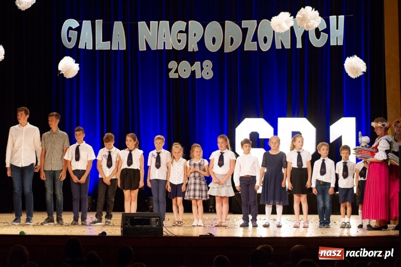Zdjęcie w galerii na portalu naszraciborz.pl: Przed rozdaniem świadectw były dyplomy i wyróżnienia. Gala SP 1 w RCK wiadomości z regionu