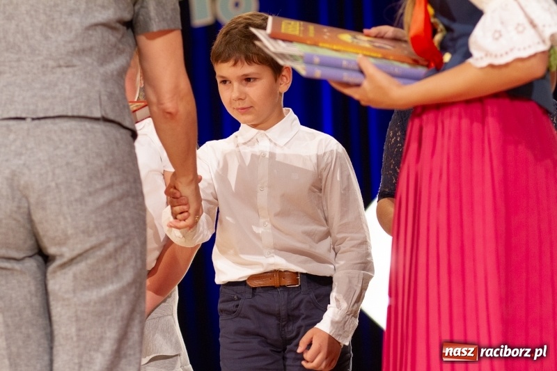 Zdjęcie w galerii na portalu naszraciborz.pl: Przed rozdaniem świadectw były dyplomy i wyróżnienia. Gala SP 1 w RCK wiadomości z regionu