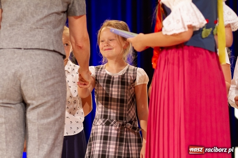 Zdjęcie w galerii na portalu naszraciborz.pl: Przed rozdaniem świadectw były dyplomy i wyróżnienia. Gala SP 1 w RCK wiadomości z regionu