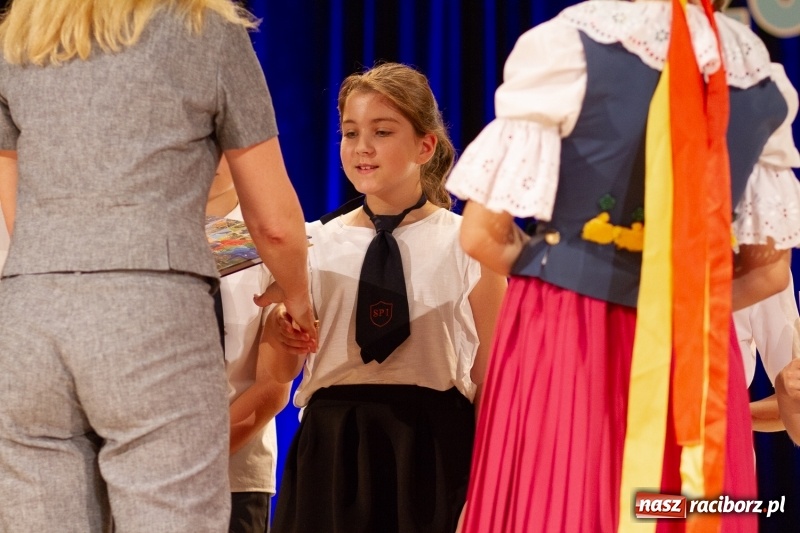 Zdjęcie w galerii na portalu naszraciborz.pl: Przed rozdaniem świadectw były dyplomy i wyróżnienia. Gala SP 1 w RCK wiadomości z regionu