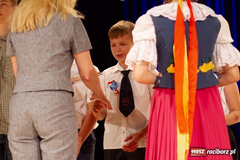 Zdjęcie w galerii na portalu naszraciborz.pl: Przed rozdaniem świadectw były dyplomy i wyróżnienia. Gala SP 1 w RCK wiadomości z regionu