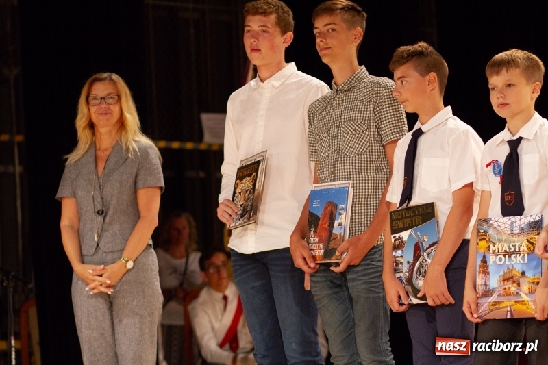 Zdjęcie w galerii na portalu naszraciborz.pl: Przed rozdaniem świadectw były dyplomy i wyróżnienia. Gala SP 1 w RCK wiadomości z regionu