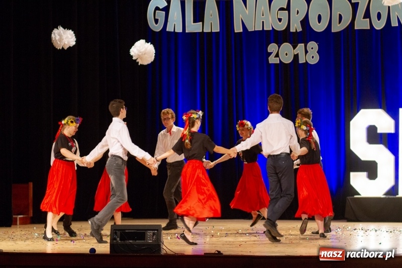 Zdjęcie w galerii na portalu naszraciborz.pl: Przed rozdaniem świadectw były dyplomy i wyróżnienia. Gala SP 1 w RCK wiadomości z regionu