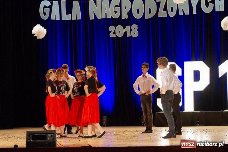 Zdjęcie w galerii na portalu naszraciborz.pl: Przed rozdaniem świadectw były dyplomy i wyróżnienia. Gala SP 1 w RCK wiadomości z regionu