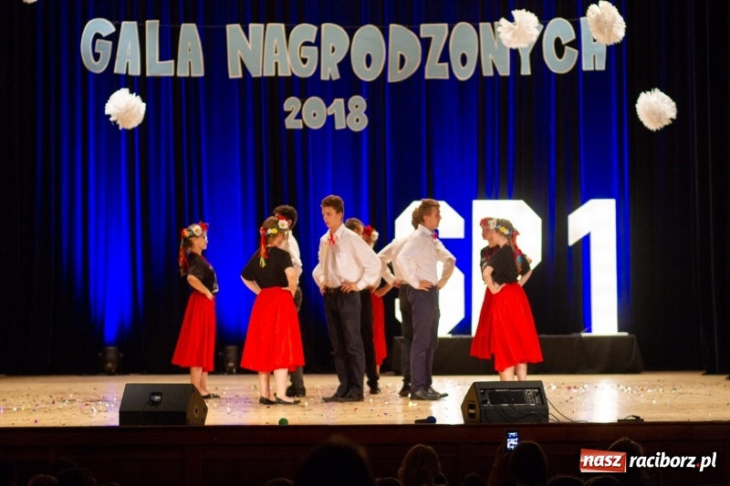 Zdjęcie w galerii na portalu naszraciborz.pl: Przed rozdaniem świadectw były dyplomy i wyróżnienia. Gala SP 1 w RCK wiadomości z regionu